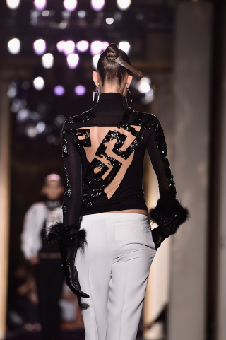 Illustration for article titled Versace Couture: For the Debutante-Slash-Dominatrix in You